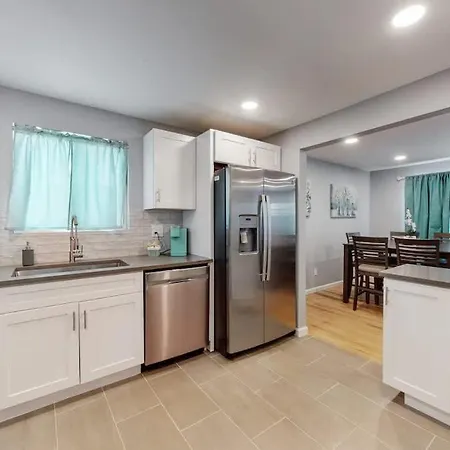Charming Two Bedroom Family Unit In Great Location